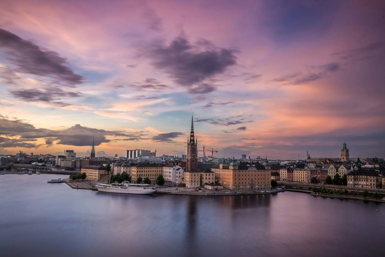 Riddarholmen och Gamla stan i Stockholm speglade i Riddarfjärden i skymningen